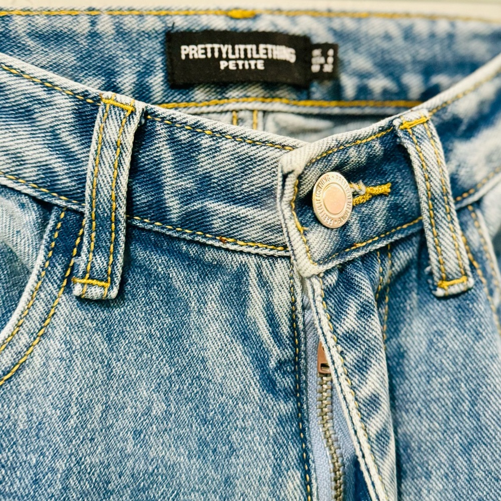 PrettyLittleThing Jeans Relaxed Fit High Rise Straight Leg Denim Light Wash SZ 4 - Picture 9 of 15